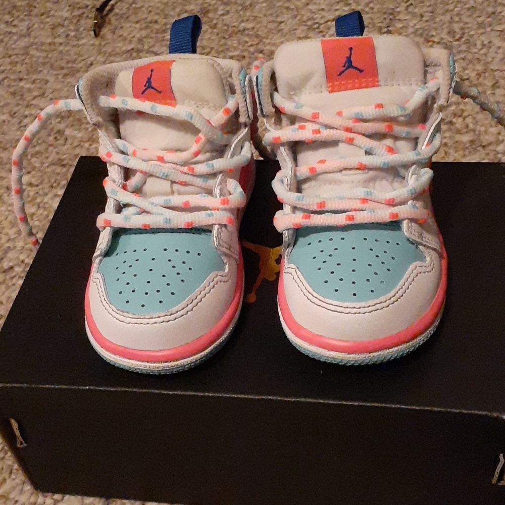 Girls Jordan1 mids